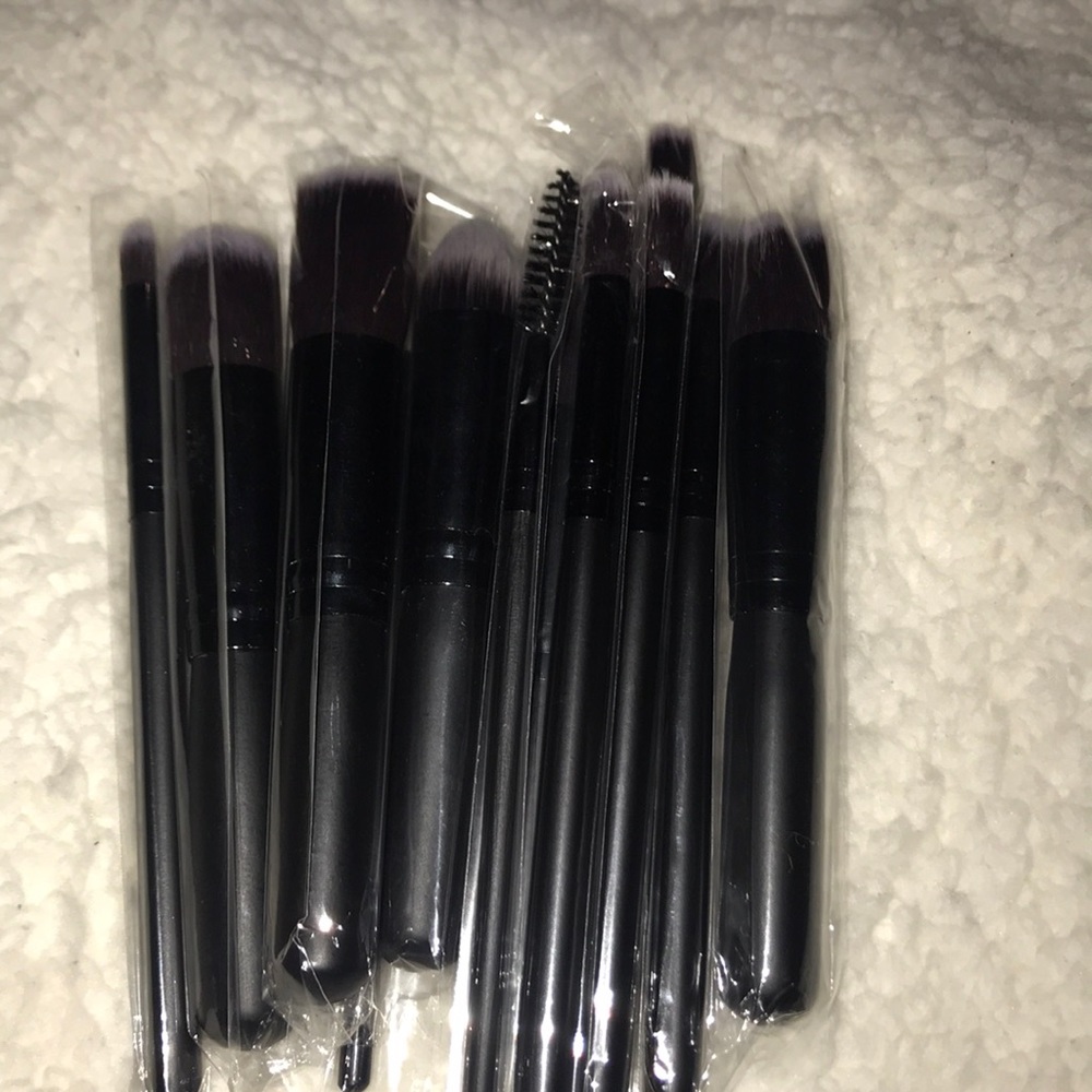 New 12 pc set makeup brushes 💄